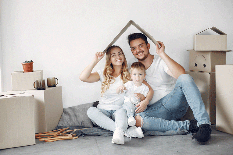 Familia recibiendo su casa nueva